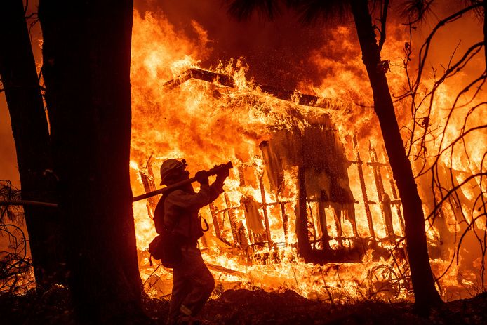 Een brandweerman blust 6 november bij een huis in Magalia, Californië