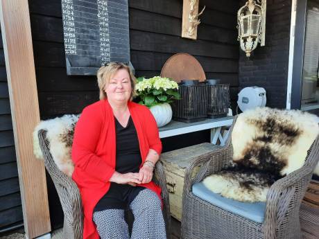 Buitenkijken in de knusse tuin van Lydia: 'Die kas moest ik hebben'