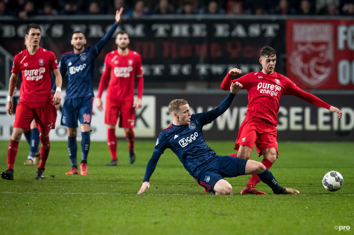 Donny van de Beek in duel met Alexander Laukart. Beeld ProShots
