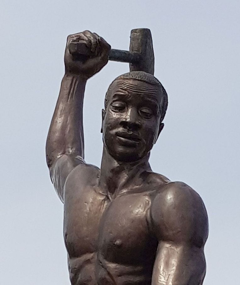 Middelste figuur van het standbeeld Desenkadena in Willemstad (Curaçao), dit beeld wordt vaak aangezien voor Tula, leider van de slavenopstand.  Beeld 