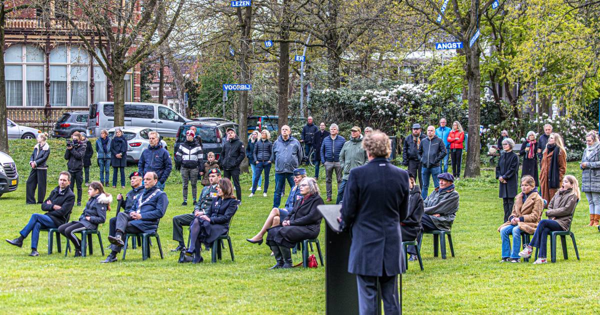 Zwollenaren zijn in het Ter Pelkwijkpark twee minuten stil Zwolle AD.nl
