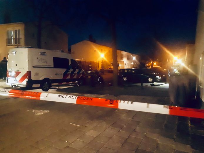 De straat werd na het incident met politielint afgezet.