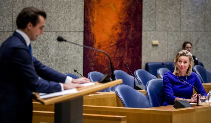 Kajsa Ollongren, minister van Binnenlandse Zaken, kijkt naar Thierry Baudet (FvD) tijdens het debat over de intrekking van de Wet raadgevend referendum.
