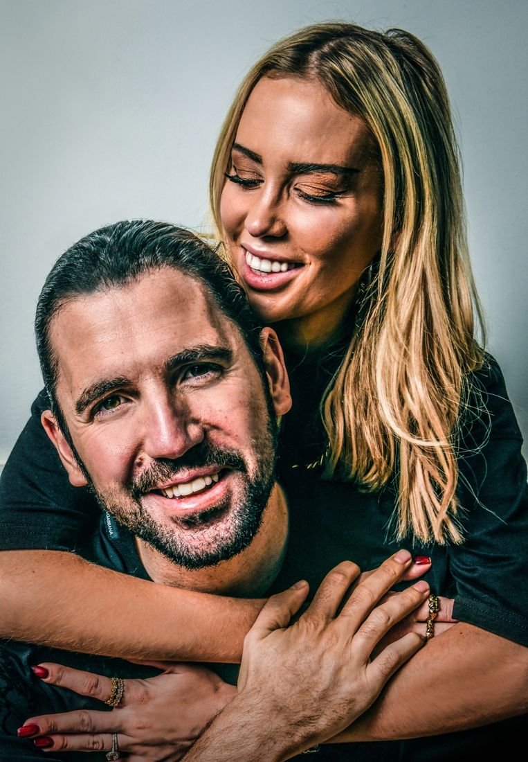 Anouk Matton: 'Zelfs tijdens het draaien denk ik soms: 'Waar staat de fotograaf?' Daar ben jij toch totaal niet mee bezig?' Dimitri Vegas: 'Da's waar. Ik sta altíjd goed op foto's (lacht).' Beeld 
