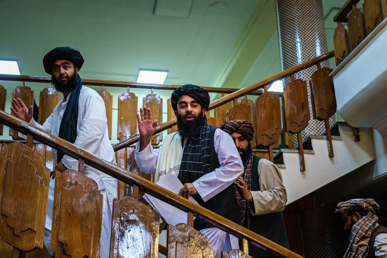 Zabihullah Mujahid, de nieuwe woordvoerder van de taliban, maakte afgelopen week zijn eerste publieke verschijning.  Beeld Los Angeles Times via Getty Imag