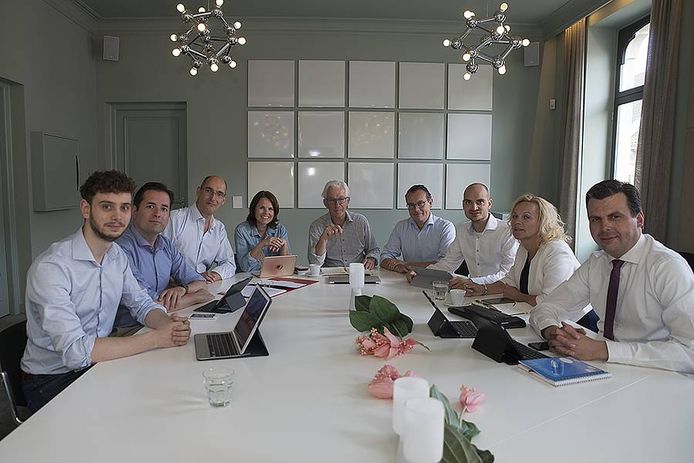 De onderhandelaars voor de nieuwe coalitie bijeen met formateur Hans Dieteren (midden).
