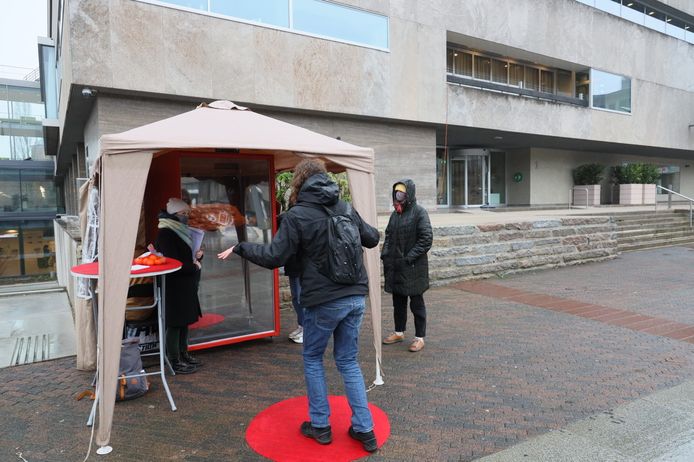 De studenten Industrial Design van de TU/e  Remke Timmermans, Iris Bekkers en Lotte Sluijs (vlnr, Tjeu van Bussel ontbreekt) bij hun spiegelkast waar ze meningen ophalen over bouwplannen voor het Stadhuisplein in Eindhoven. Hemmo van der Brink was een van de proefkonijnen.