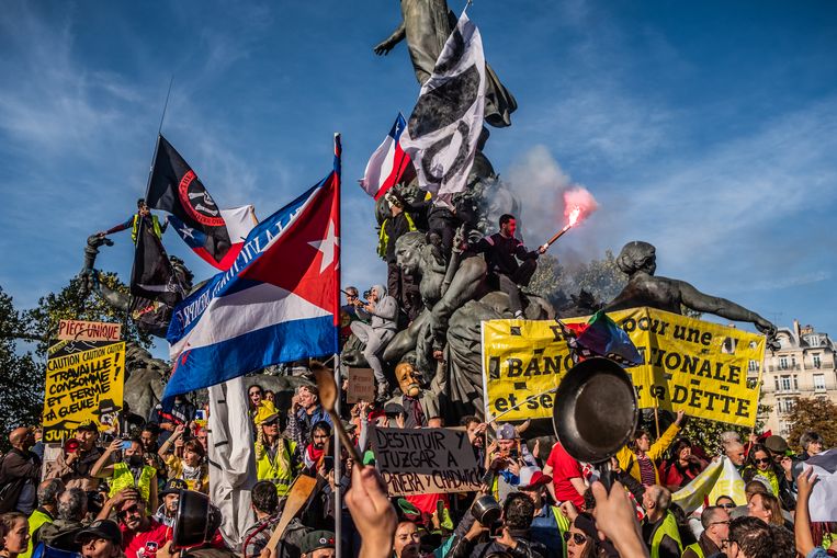 Place de la Nation in Parijs is wel vaker grondgebied van de gele hesjes. In oktober vorig jaar kwamen ook mensen uit Chili hun steun betuigen. Beeld Joris Van Gennip