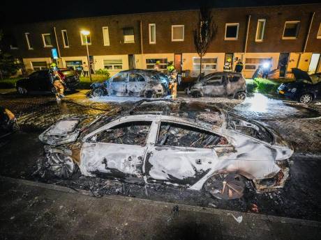 Vijf auto's gaan tegelijk op in vlammenzee: ook ramen en voordeuren van woningen gebarsten