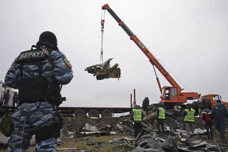 In Oekraïne zijn vandaag bergers voor de derde opeenvolgende dag begonnen met het bergen van de wrakstukken van rampvlucht MH17. Beeld ap