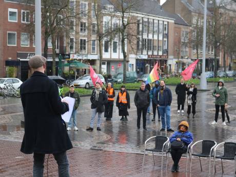 Geen grote massa bij woonprotest in Arnhem, maar boodschap is duidelijk: ‘Er zijn radicalere acties nodig’