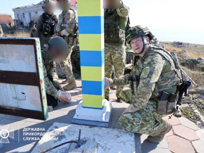 KIJK. Oekraïners plaatsen grenspaal terug op symbolisch belangrijk Slangeneiland: “De volgende paal zetten we op Krim”