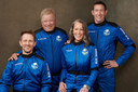 William Shatner (en haut à gauche) s’est envolé pour l’espace en compagnie de Glen de Vries (en haut à droite) et Chris Boshuizen (en bas à gauche), deux entrepreneurs ayant payé pour le voyage, et Audrey Powers, une responsable de Blue Origin. L’équipage a participé au deuxième vol touristique de Blue Origin le 13 octobre 2021.