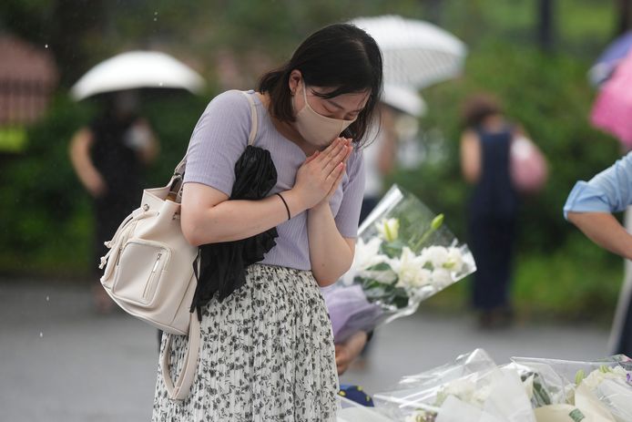 Duizenden burgers betuigden hun medeleven aan de tempel en de begrafenisstoet. Maandag hadden al 2.000 mensen deelgenomen aan een wake voor Shinzo Abe in dezelfde tempel.
