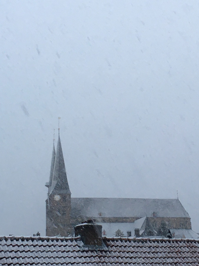De Bergkerk in Deventer onder een laagje sneeuw.