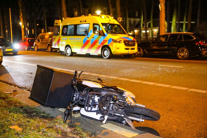 tot nu Penetratie Ontwarren Bezorger op scooter botst achter op auto en raakt gewond in Apeldoorn | 112  nieuws Apeldoorn | destentor.nl