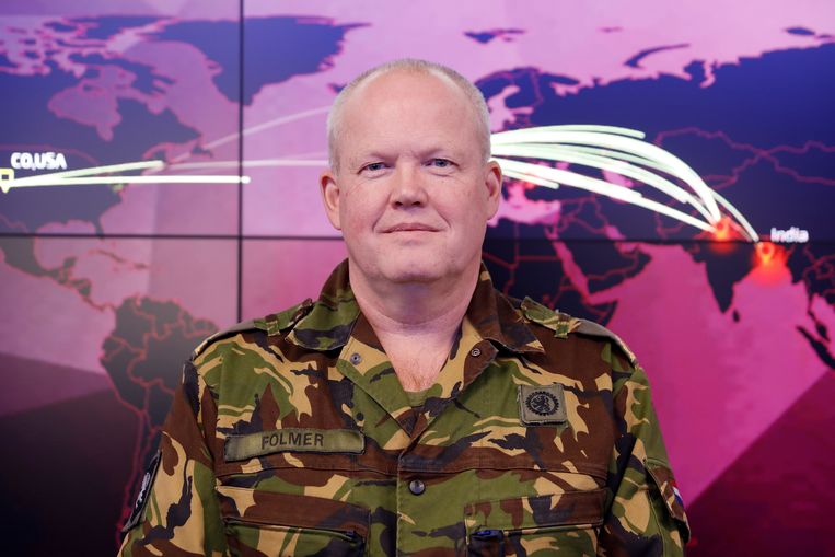 Hans Folmer in de controlekamer van de cybereenheid van Defensie Beeld ANP