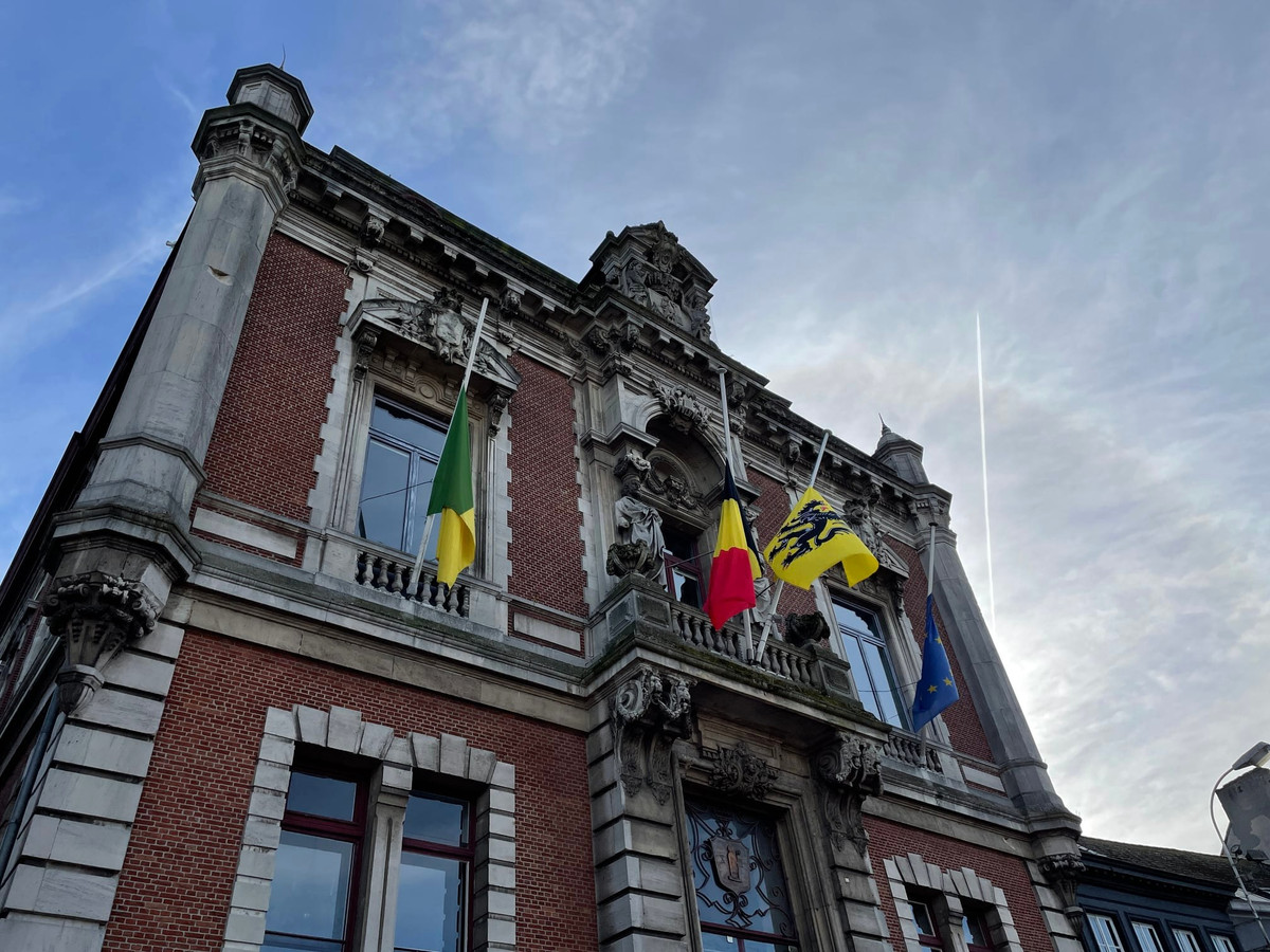 Fietsbrug kleurt blauwgeel voor Oekraïne en vlaggen halfstok Foto hln.be