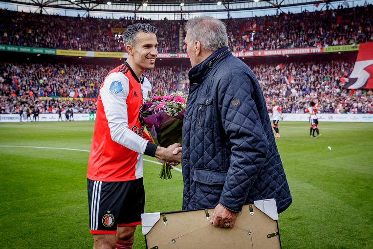 Bloemen voor Robin van Persie, uit handen van oud-Feyenoorder Lex Schoenmaker. Beeld BSR Agency