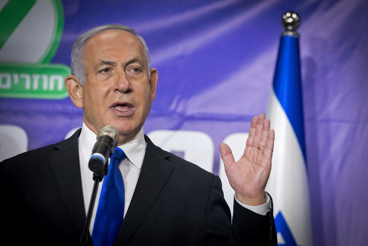Een trotse Benjamin Netanyahu op een persconferentie naar aanleiding van de 5 miljoenste vaccinatie in Israël. De premier gaat er prat  op dat hij persoonlijk met de grote baas van Pfizer heeft onderhandeld. Beeld AP