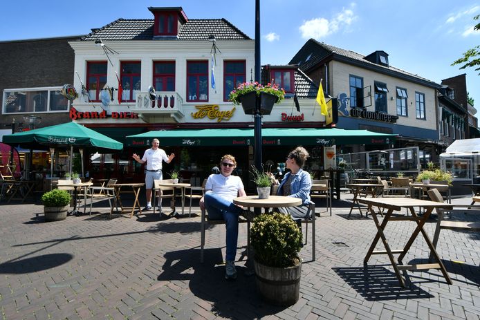 Ties Boet en Janneke De Sousa uit Oldenzaal op het 1,5 meterterras. Op de achtergrond Bas Boerrigter, de uitbater van het café De Engel.