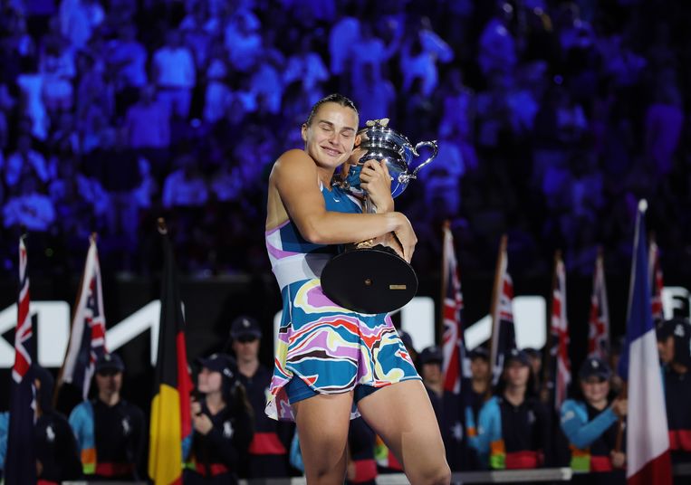 Aryna Sabalenka knuffelt haar trofee. Beeld ANP / EPA