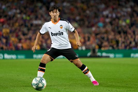 Lee Kang-in namens Valencia in actie tegen FC Barcelona.