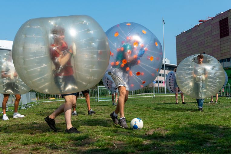 Studenten spelen op het Science Park bubbleball tijdens de Introweek van 2019. Beeld Hollandse Hoogte / Sabine Joosten