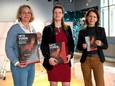 In de ruimte waar straks Hete Vuren komt, wordt de expositie ‘If clothes could talk’ nu nog afgebouwd. Claartje Rijkers (links), Daphne Valentijn (midden) en Sophie De Ripainsel (rechts) vertellen over de nieuwe expositie.