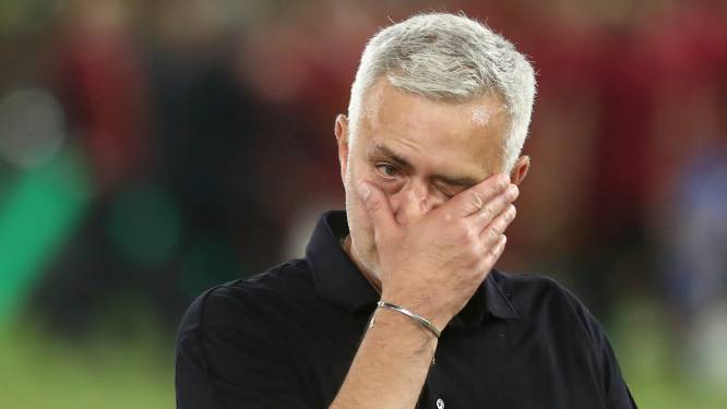Emotionele Mourinho laat zich gaan en danst met spelers tijdens persconferentie