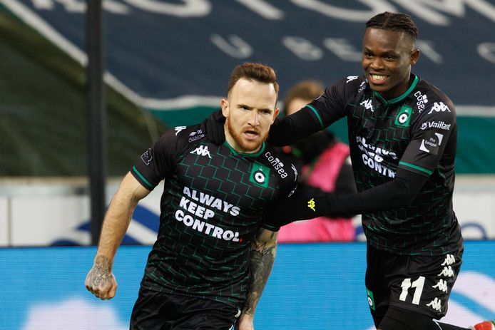 Vanop de stip heeft Dino Hotic zijn vijfde treffer van het seizoen gescoord. Rabbi Matondo, die andere sterkhouder van dit Cercle Brugge, is de eerste om de kleine generaal van de Vereniging te feliciteren.