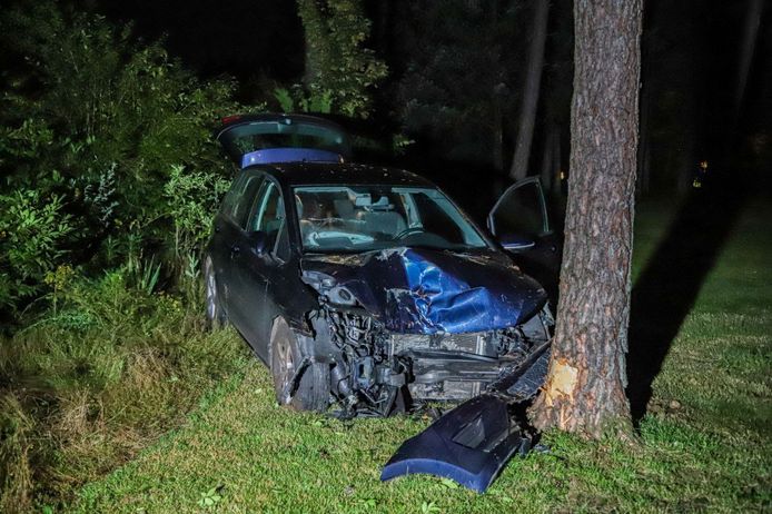 Bij het ongeluk op de Loenenseweg vlakbij de A50-afrit bij Beekbergen raakte een auto zwaar beschadigd.