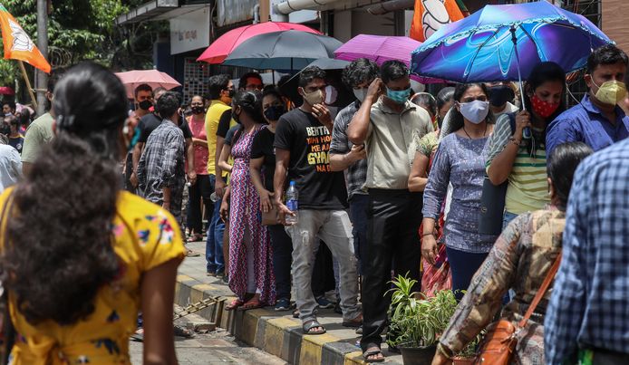 Mensen staan in Mumbai in de rij voor een coronavaccin.