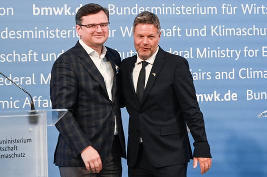 De Oekraïense minister voor Buitenlandse Zaken Dmitro Koeleba en de Duitse minister voor Economie Robert Habeck op een persconferentie in Berlijn. 