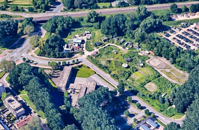 Het Merwedeterrein in Arnhem op archiefbeeld, met veel meer bebouwing dan nu en de dominante spoorlijn aan de noordzijde. Linksboven de kruising IJssellaan-Marsdiep/Eemslaan.