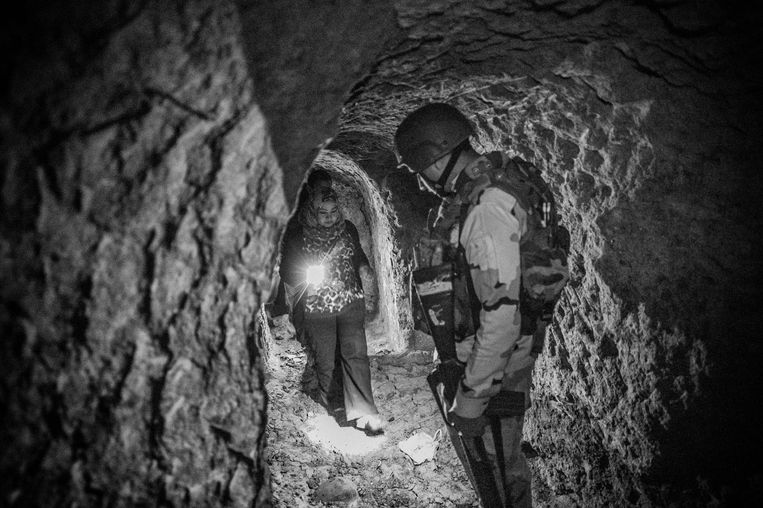 Archeologe Layla Salih op een ondergronds kruispunt van een aantal IS-tunnels onder de Nabi Younes moskee in Irak. Beeld Eddy van wessel