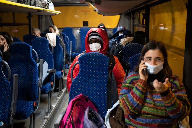 Een migrant uit Guinee zit in een Italiaanse bus en is onderweg naar de grens met Frankrijk in de plaats Claviere. Om controles te ontlopen, wil hij vervolgens te voet de grens oversteken. Beeld AP