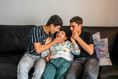 Vraag ook eens hoe het met de jonge mantelzorgers, zoals Ali (14), zelf gaat: ‘Het is veel rustiger 