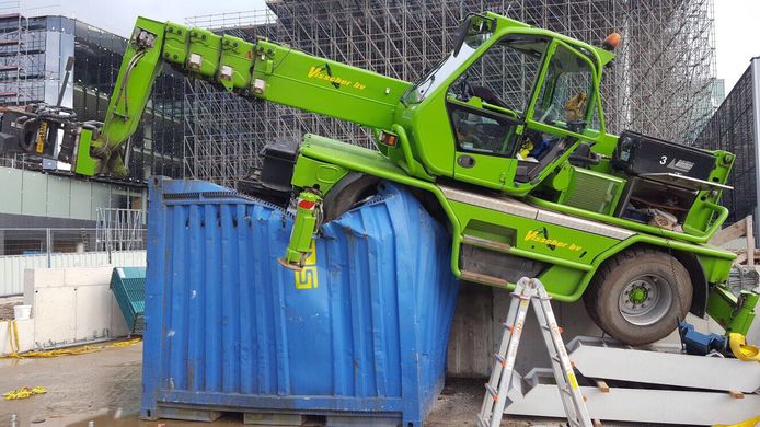 De verreiker zakte door de zeecontainer.