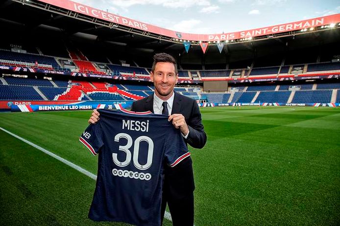Lionel Messi toont trots zijn nieuwe PSG-truitje, waarvan zelfs de allerduurste exemplaren aan 157,99 euro in geen tijd de deur uitvlogen.