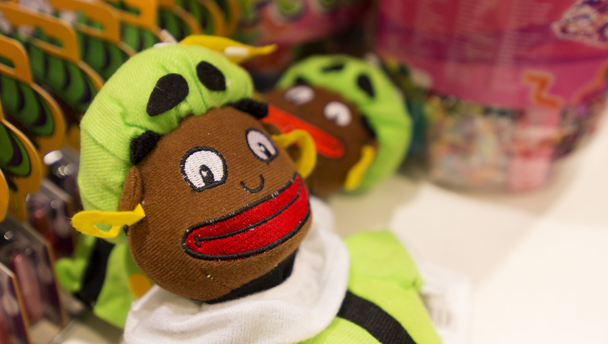 Een Zwarte Piet-poppetje in een etalage. Beeld anp