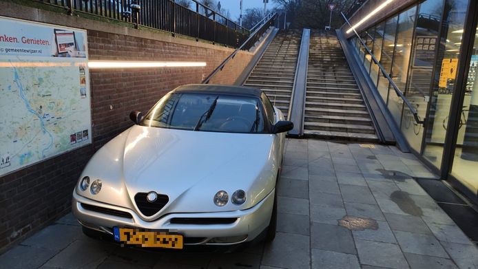 Nico Reed Met Zijn Auto Via De Trap De Fietsenkelder Van Station Deventer In Maar Hij Won Zijn Rechtszaak Wel Overijssel Gelderlander Nl