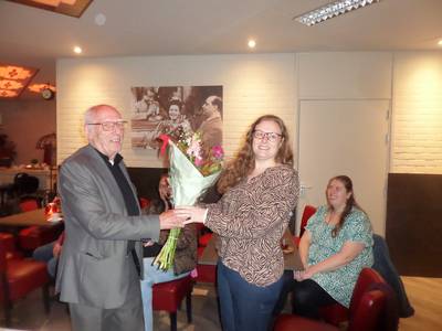 Kimberley Loef-Holtrop krijgt Romboutsprijs, als dank voor hulp aan minima. ‘Ik zou willen dat het n