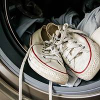 Witte sneakers vies? Zo krijg je ze weer brandschoon
