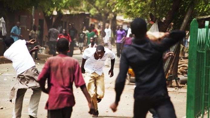 Voorstander en tegenstanders van de staatsgreep in Mali raken slaags in de hoofdstad Bamako.