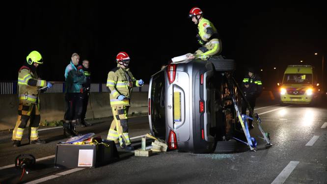 Ongeluk op Arnold van Gelrebrug in Tiel: auto belandt op zijkant