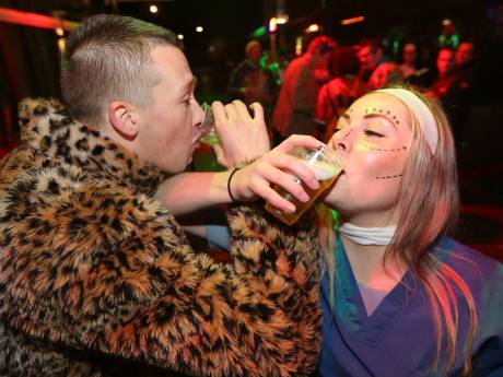 Van 2 euro tot 3,50: zoveel betaal je voor een biertje tijdens carnaval in Brabant