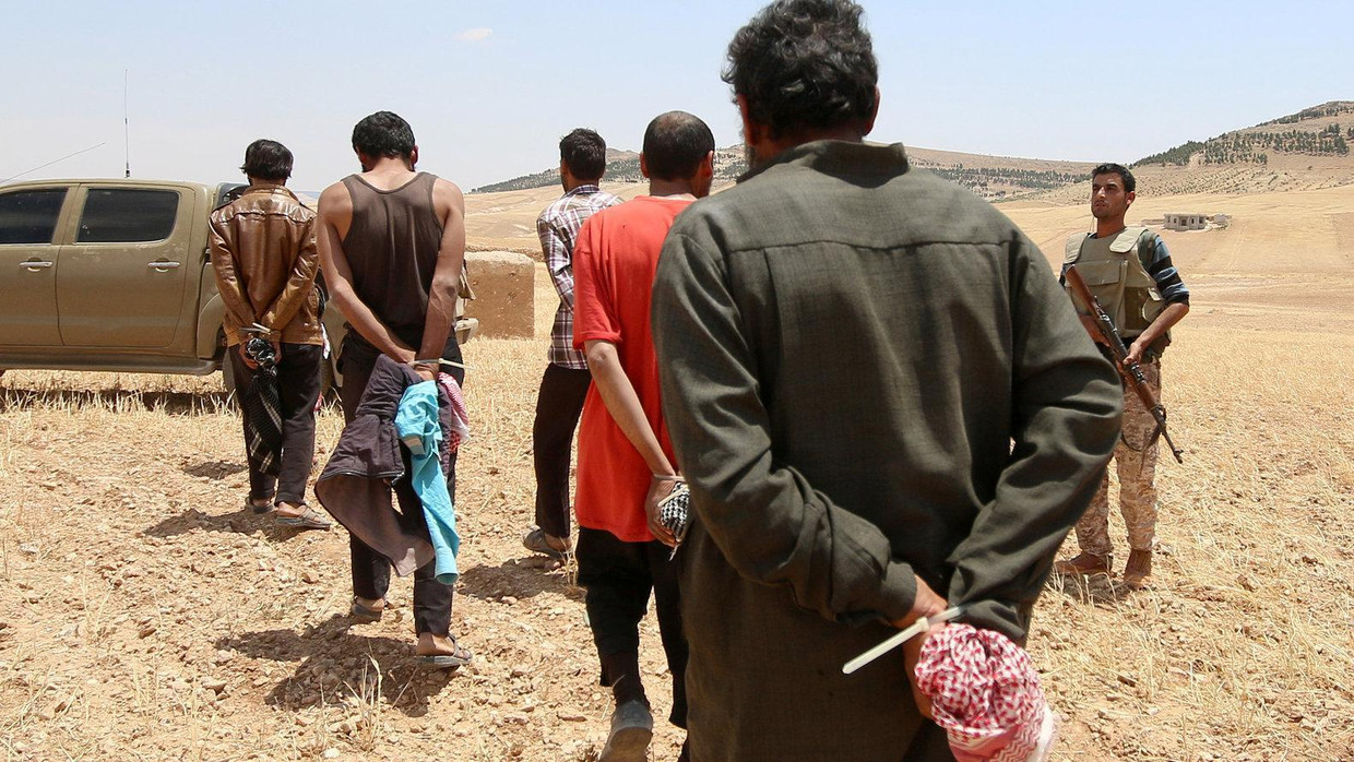 SDF neemt bij het offensief op Manbij mannen gevangen die volgens hen IS-strijders zijn. Beeld reuters