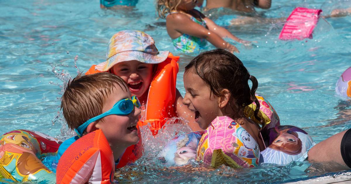 Openluchtzwembad De Warande volzet op heetste zomerdag van het jaar | Wetteren