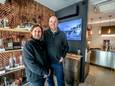 Leen Huybens en Dirk Van den Bossche van ZoeteZee in hun open chocolade-atelier in Westende-Bad waarvoor ze zilver hebben gehaald voor Beste winkelconcept bij de Belgium Chocolate Awards.